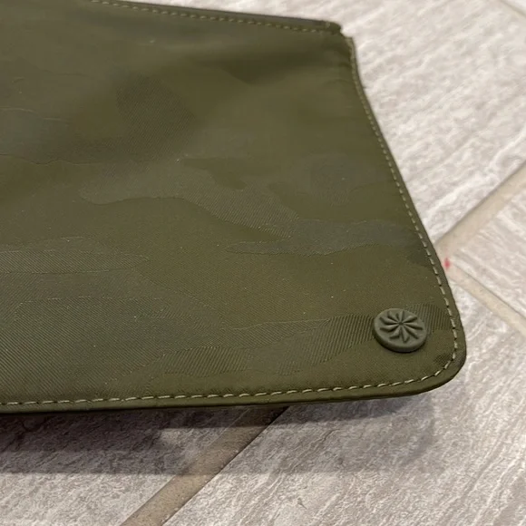 Athleta cosmetic bag - Picture 2 of 3